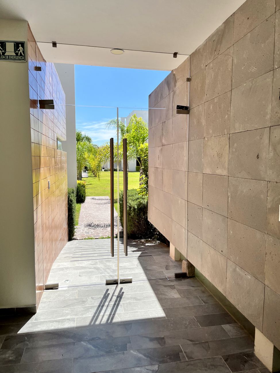 Acceso a los jardines
